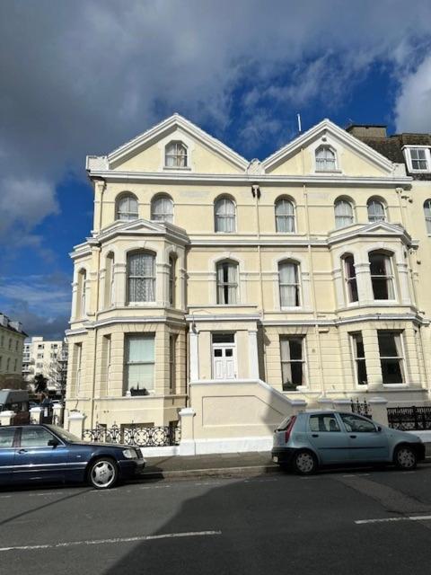 Appletree Hotel Eastbourne Bagian luar foto